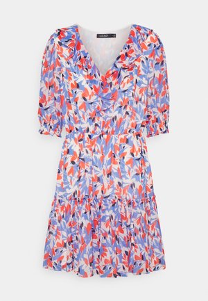 Blumenkleid mit kurzen Puffärmeln, rüschigem Halsauschnitt und gerafftem Taillenbereich. Die Farben umfassen Lila, Rot und Weiß auf einem hellblauen Hintergrund.