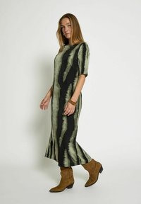 PEPPERCORN JEANNE  - Maxikleid - grape leaf print