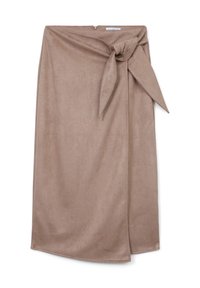 Jupe enroulée marron en tissu doux, avec un détail de lien sur le côté. Texture lisse, design longueur genou avec fermeture éclair à l'arrière.