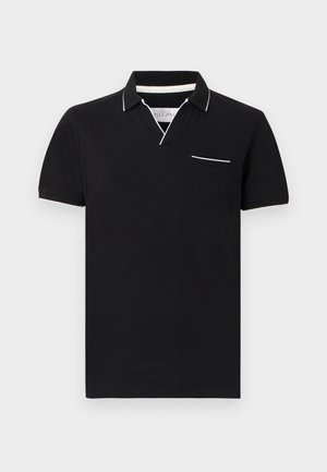 Schwarzes kurzärmeliges Polohemd mit weißer Paspelierung am Kragen, an den Ärmelbündchen und einem kleinen Schlitz an der Brusttasche.
