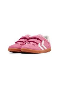 Scarpe rosa in suede con accenti bianchi e doppie cinghie in Velcro. Presentano una punta arrotondata e una suola in gomma texturizzata.