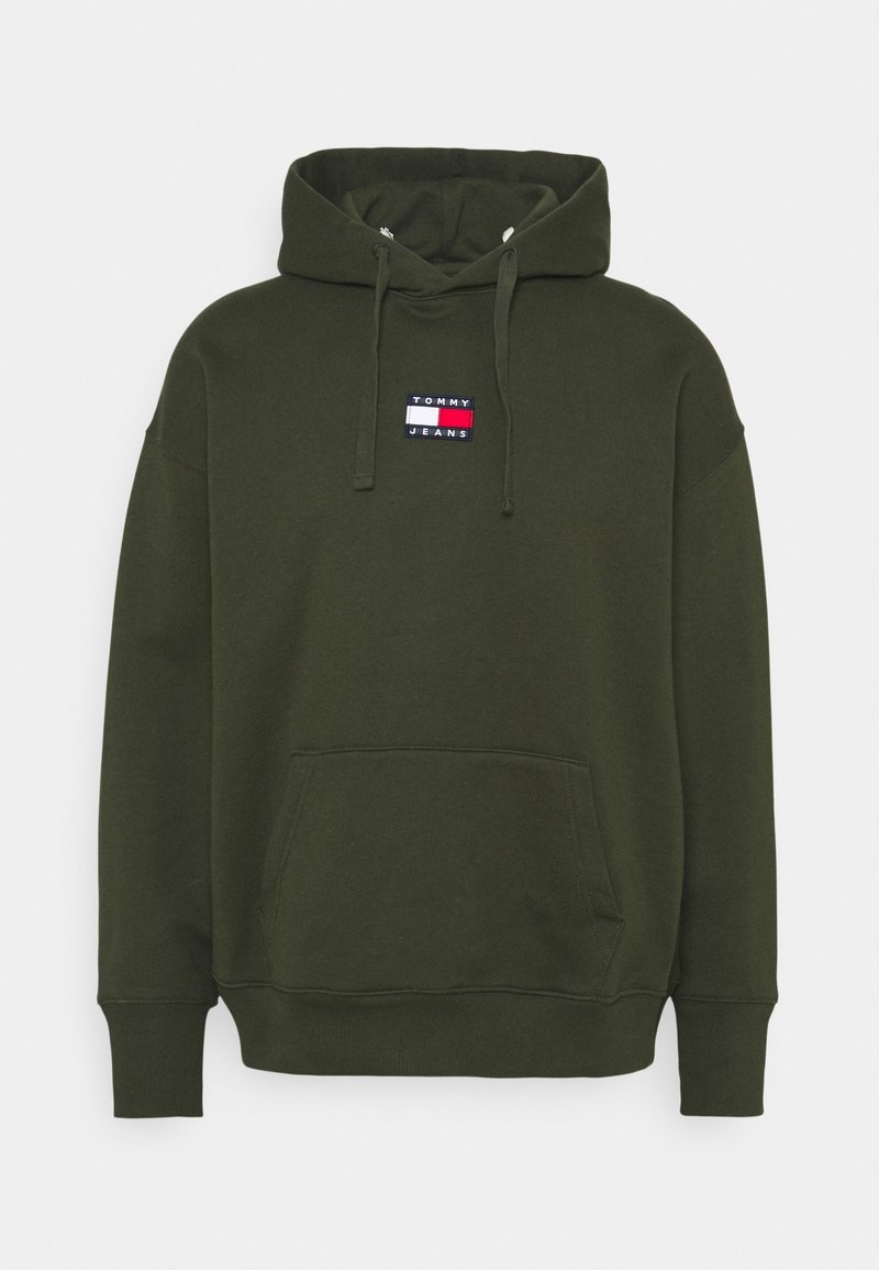 Sweat à capuche vert foncé en pullover avec poche kangourou sur le devant, capuche avec cordon de serrage et petite étiquette logo rectangulaire Tommy Jeans sur la poitrine.