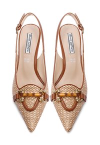 Tacchi slingback in pelle marrone con parte superiore in paglia intrecciata, punta a punta, dettaglio in catena dorata e interno liscio color beige.