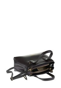 Sac à main en cuir marron avec poignées doubles, fermetures éclair et compartiments intérieurs. Doté de quincaillerie dorée et d'un design élégant.
