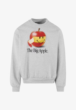 Szara bluza z dużym nadrukiem przedstawiającym uśmiechającą się jabłko noszące żółtą opaskę, z napisem "The Big Apple" wydrukowanym pod spodem czarnym tekstem.