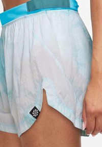 Pantalones cortos deportivos ligeros con un patrón de tie-dye que presentan una cintura de color azul cielo, aberturas laterales y un parche de logotipo negro en el bajo.