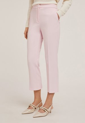 Roze op maat gemaakte broeken met een rechte snit, een soepele textuur en zijzakken. Gecombineerd met beige puntige slingback hakken met gespen.