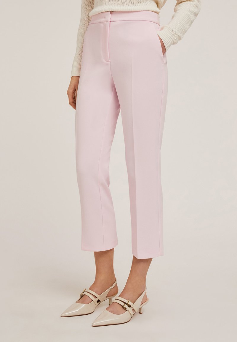Roze op maat gemaakte broeken met een rechte snit, een soepele textuur en zijzakken. Gecombineerd met beige puntige slingback hakken met gespen.