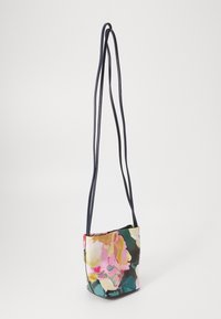 Piccola borsa a tracolla con lunga tracolla nera e motivo floreale astratto in rosa, giallo, verde e bianco su uno sfondo semplice.