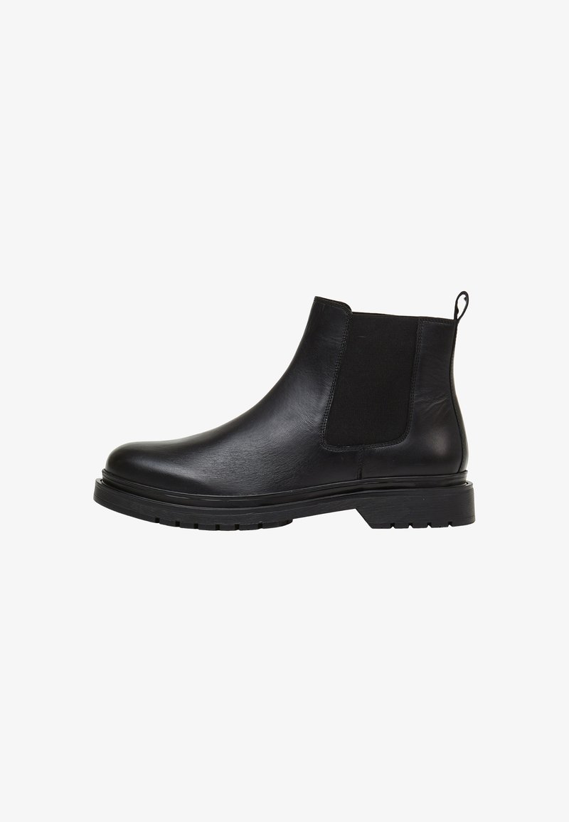 Bottes de cheville en cuir noir avec panneaux élastiques sur les côtés, bout rond, semelle texturée, languette au dos et détails de couture minimalistes.