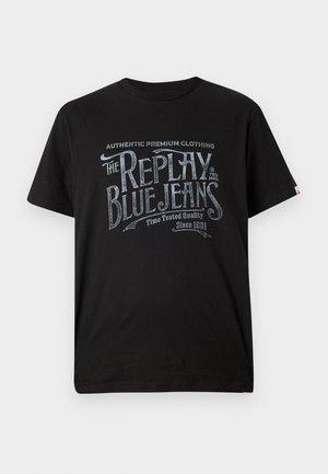 T-shirt en coton noir avec un graphique de style vintage en bleu clair. Le texte comprend "Replay Blue Jeans" et "Authentic Premium Clothing."