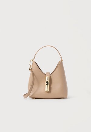 Sac à main en cuir beige avec une poignée supérieure, une bandoulière amovible et une fermeture centrale à fermoir doré.