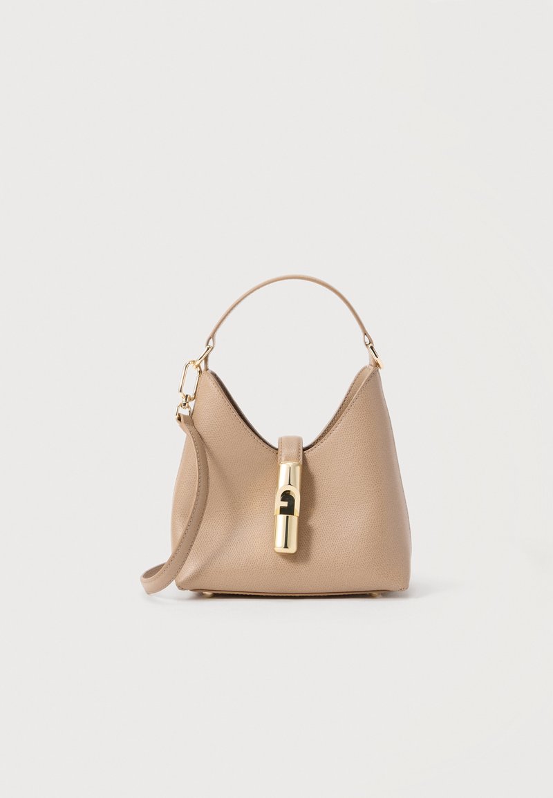 Τσάντα χειρός από μπεζ δέρμα με επάνω λαβή, αποσπώμενο ιμάντα ώμου και κεντρικό κούμπωμα σε χρυσό τόνο.
