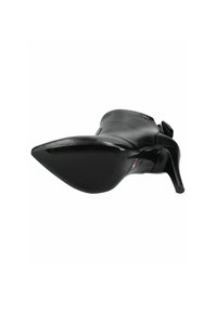 Botte haute en cuir noir à talon aiguille, à bout pointu, avec une texture lisse et un talon fin. Présente un petit accent sur le côté.