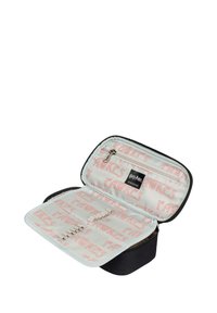 Schwarzes Reißverschlussbeutel mit offenem Deckel, der ein helles Inneres zeigt, das mit wiederholtem "FAWKES"-Text und organisatorischen elastischen Bändern versehen ist.