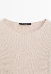 Maglione a coste leggermente beige con scollatura rotonda. Presenta una texture morbida e un'etichetta con la scritta "Massimo Dutti" all'interno del colletto.