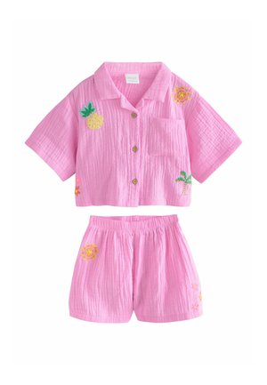 Chemise rose texturée à manches courtes boutonnée avec poche poitrine et short assorti à taille élastique, tous deux brodés de motifs tropicaux.