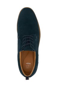 Chaussure en daim bleu marine avec un bout rond, un laçage et une semelle en caoutchouc marron clair. L'intérieur est doté d'une doublure beige et d'un détail logo.