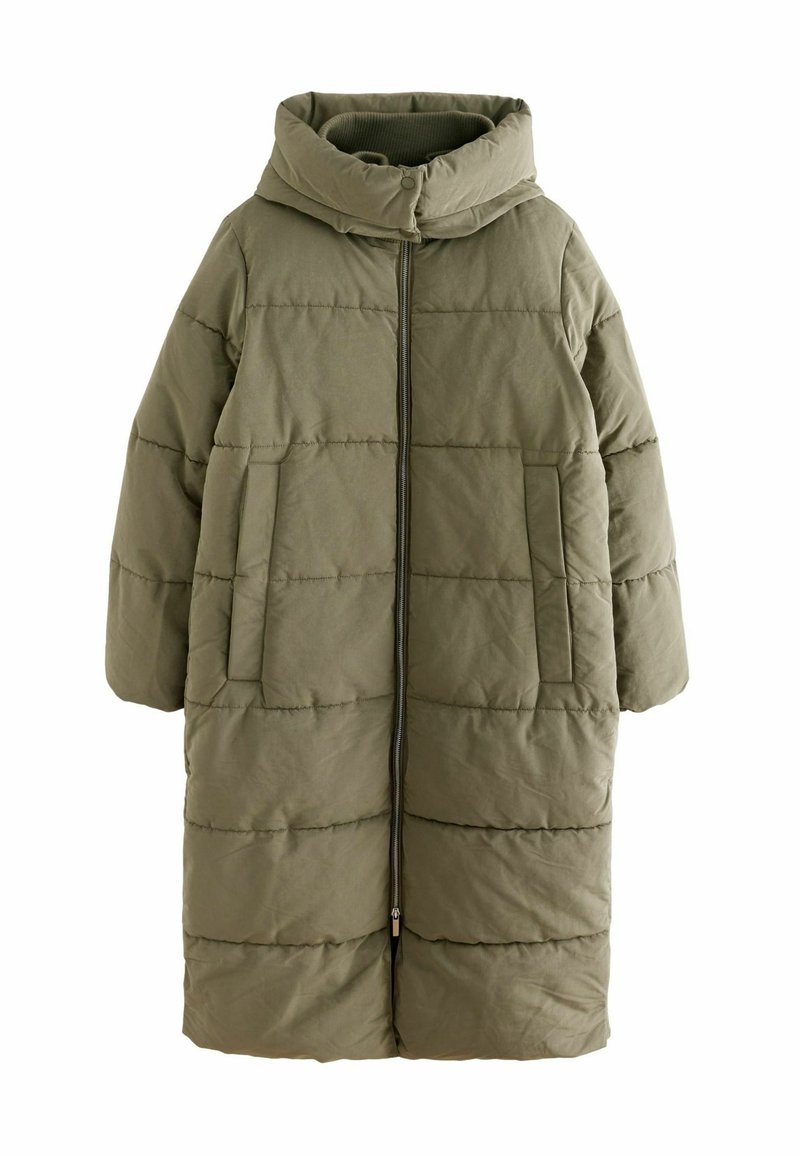 Manteau bouffant mi-long en vert olive, avec un col montant, une fermeture éclair, des coutures verticales et deux poches latérales.