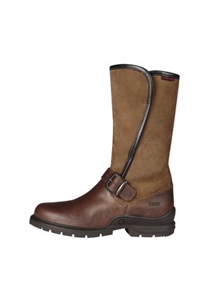 Brun og tan vandtæt læderstøvle med sort gummisål og ankelrem med spænde, designet til udendørs brug.