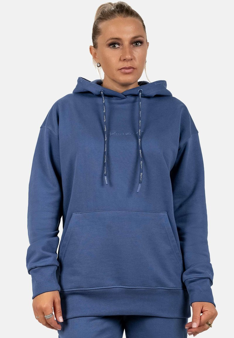 Felpa blu realizzata in morbido tessuto, caratterizzata da una tasca frontale, cappuccio con cordino e polsini a coste. Dettaglio del logo discreto sul petto.