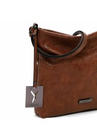 Braune Lederhandtasche mit strukturiertem Krokodilmuster, ausgestattet mit einem schwarzen runden Griff, einem Metalletikett und silbernen Akzenten.