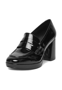 Črne čevlje z visokimi petami iz lakirane usnja s zaobljenim prstom, okrašene z dekorativnim trakom čez zgornji del in z debelo, kvadratno peto.