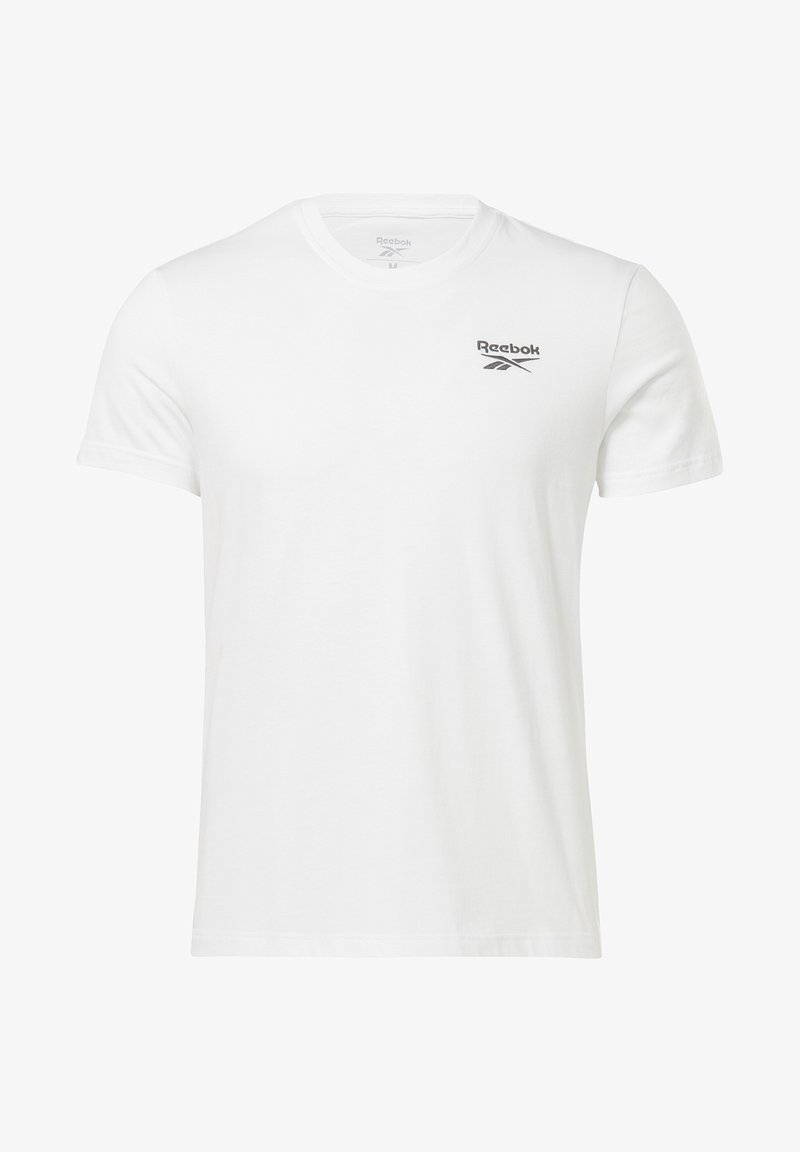 Bílé tričko s krátkým rukávem značky Reebok s klasickým kulatým výstřihem a malým černým logem Reebok na levé horní části hrudi.