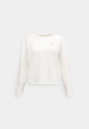 Biele bavlnené tričko s dlhým rukávom, so zapínaním henley s dvoma gombíkmi a malým logom na ľavej strane hrudníka.