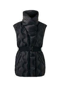 Černá péřová vesta s vysokým límcem, strukturovaným prošívaným designem, širokými otvory na ramena a nastavitelným černým páskem v oblasti pasu.