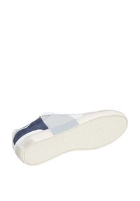 Scarpa con suola in gomma bianca, tomaia blu navy e grigio chiaro con una texture liscia e un delicato design a pannelli geometrici.