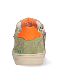 Groene suède sneaker met een beige accent, oranje hieltab en gestructureerde details. Kenmerkt zich door contrasterende stiksels en een neutrale zool.