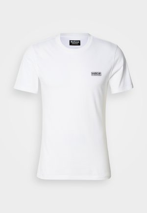 Bílý bavlněný tričko s krátkými rukávy a kulatým výstřihem. Na levé části hrudi se nachází malé černé logo "Barbour International".