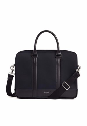 Sac à ordinateur noir structuré avec des accents en cuir, deux poignées supérieures, une bandoulière amovible et une finition en toile lisse. Présente un détail de logo.