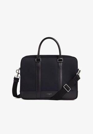 Borsa laptop nera strutturata con dettagli in pelle, due manici superiori, tracolla removibile e finitura in tela liscia. Presenta un dettaglio con logo.