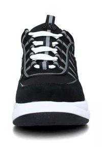 Sneaker nera con tomaia in mesh decorata da motivi a righe verticali, lacci bianchi, colletto imbottito e suola bianca con suola esterna nera.