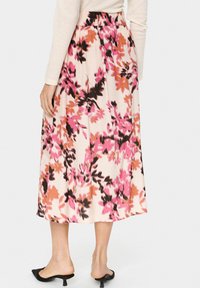 Gėlių midi sijonas iš lengvos medžiagos, su rožinės, juodos ir oranžinės spalvų gėlių raštu. Elastinga juostelė ir laisvas siluetas, užbaigtas virš kulkšnies.