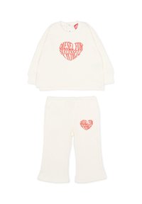 Biały, bawełniany dwuczęściowy komplet, składający się z bluzki z długim rękawem z grafiką koralowego serca oraz pasujących spodni z małym logo serca na nogawce.