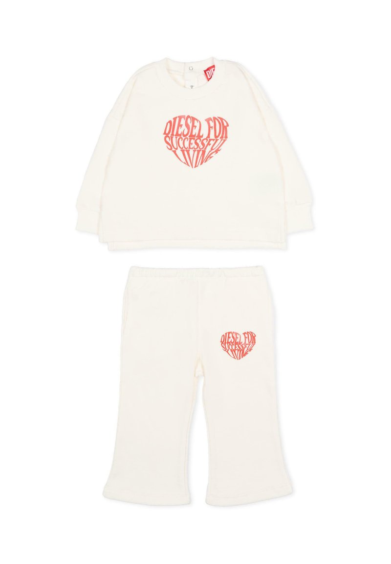 Biały, bawełniany dwuczęściowy komplet, składający się z bluzki z długim rękawem z grafiką koralowego serca oraz pasujących spodni z małym logo serca na nogawce.