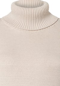 Hellbeige Rollkragenpullover aus geripptem Strickstoff, mit hohem Kragen und nahtlosem Design, das eine glatte, weiche Textur aufweist.
