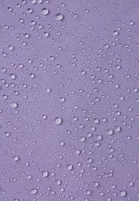 Tissu violet avec une surface texturée, comportant de nombreuses gouttes d'eau de différentes tailles, mettant en avant la résistance à l'humidité.