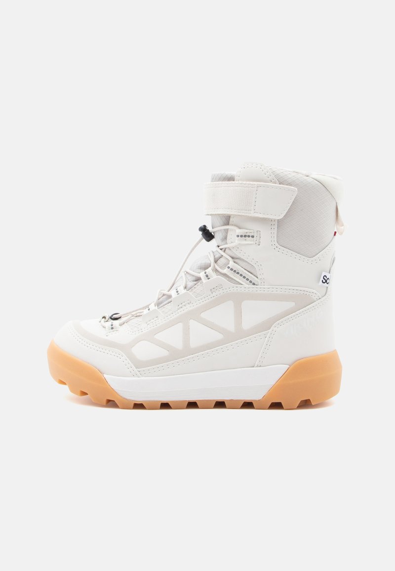 Biele turistické topánky s textúrovaným zvrškom, ľahkým dizajnom, sivými akcentmi, gumovou podrážkou so špicami a bezpečným šnurovacím systémom.