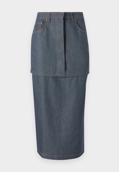 Jeans krilo temno modre barve, z sprednjimi žepi, oprijetim pasom in dolžino do kolen, okrašena z kontrastnim šivanjem.