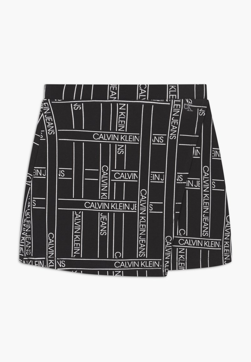 Černá sukně s liniovým bílým vzorem a nápisem "CALVIN KLEIN JEANS". Vyrobena z měkké tkaniny, má čistý střih a boční kapsu.