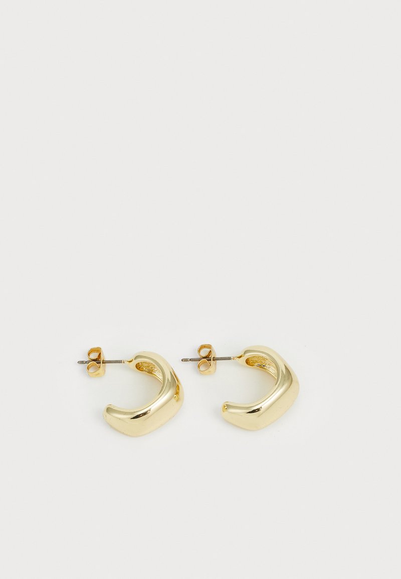 Boucles d'oreilles en or en forme de créole, avec un design arrondi et épais, et une texture lisse. Présentent une fermeture à clou et des bords arrondis.