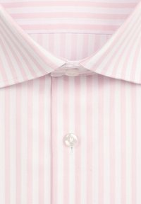 Roze en witte gestreepte overhemd met knoopsluiting, voorzien van een klassieke kraag en een zachte, gestructureerde stof.