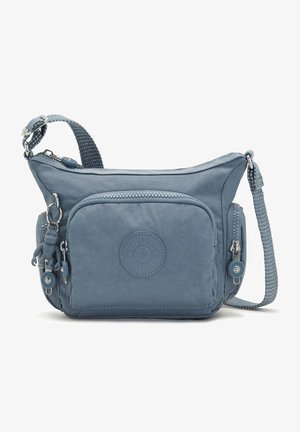 Sac bandoulière en nylon bleu avec plusieurs compartiments zippés, une sangle réglable et une petite figurine porte-clés attachée à la tirette de la fermeture éclair latérale.