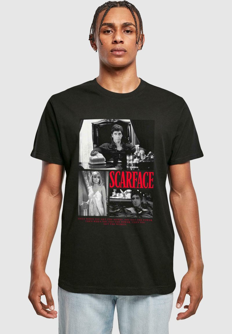 Sort bomulds t-shirt med "Scarface" grafik, der viser sort-hvide filmstill fra filmen og rød tekst i bunden. Klassisk rund hals design.