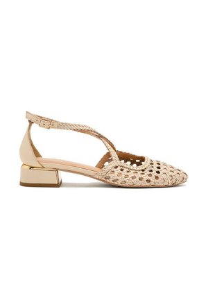 Sandalia tejida beige con diseño recortado y tacón cuadrado dorado. Cuenta con correa al tobillo con hebilla para un ajuste seguro. Forma de punta elegante.