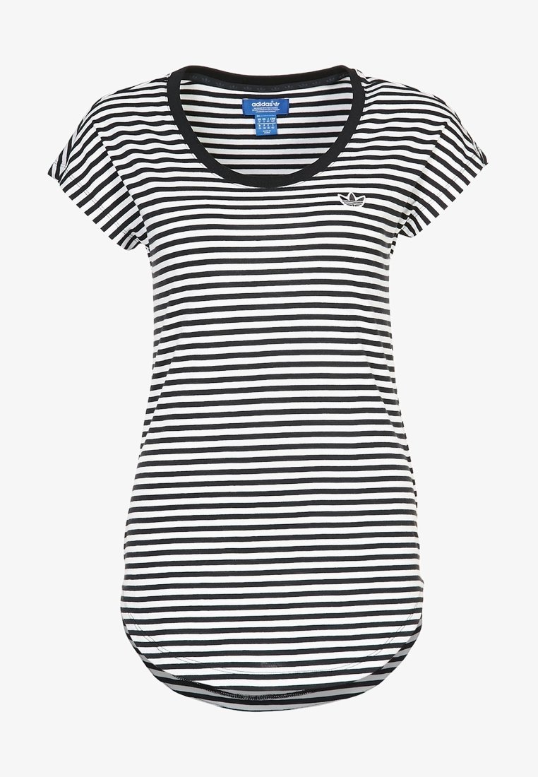 Camiseta de manga corta a rayas blancas y negras con cuello redondo y pequeño detalle de logo en el lado izquierdo del pecho. Textura de tela suave.